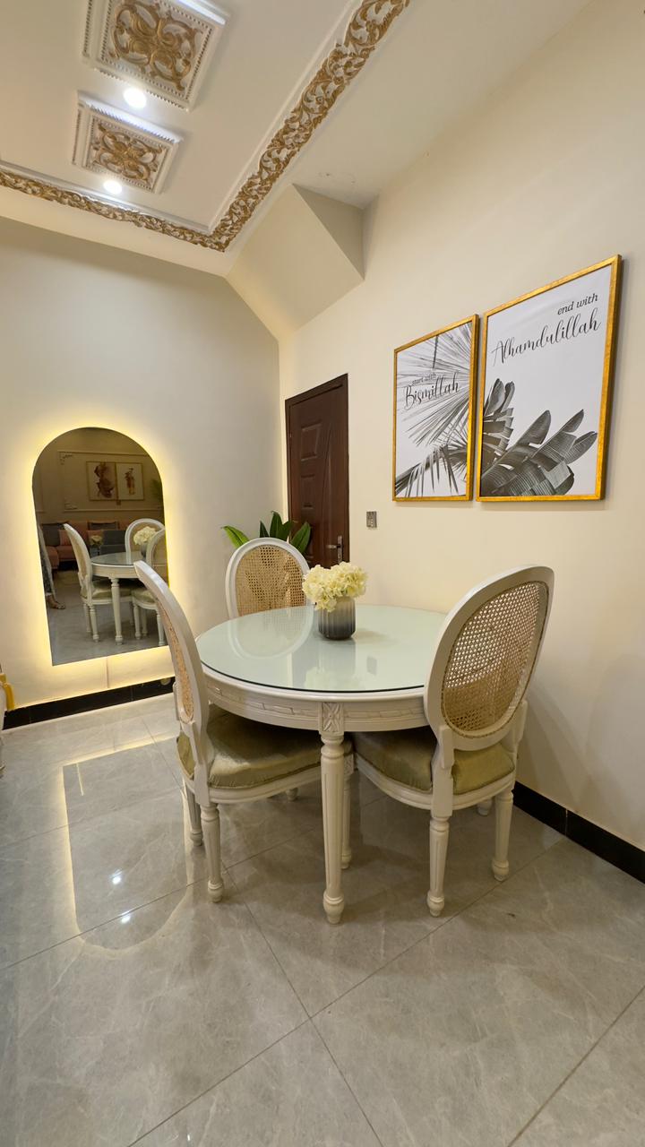 Versailles Provincial Table